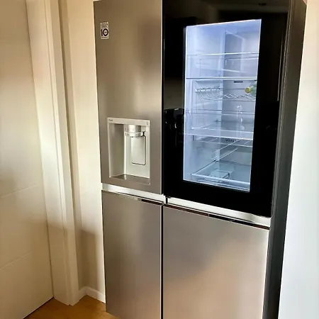 Modern With Balcony & View Near Dresden Lägenhet