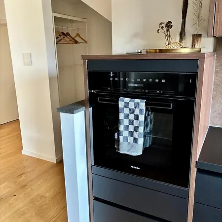 Modern With Balcony & View Near Dresden Lägenhet *