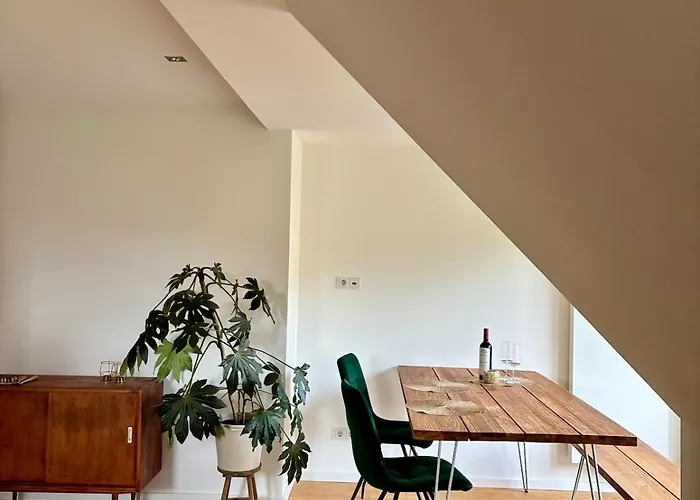 Modern With Balcony & View Near Dresden شقة *