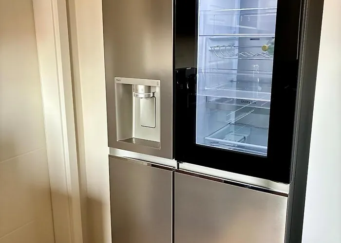 Modern With Balcony & View Near Dresden Lägenhet